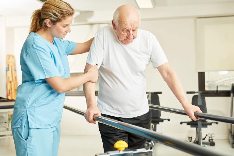Verpleegster helpt Patiënt met Fysieke Activiteit